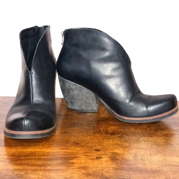 Kork-Ease Shoes - Korks Chandra Booties Black Leather Chunky heel 8 medium Zipper Back 3in heel